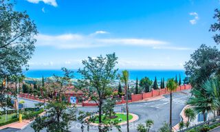 Apartamento de 3 dormitorios con impresionantes vistas en venta en las colinas al este del centro de Marbella 779764 