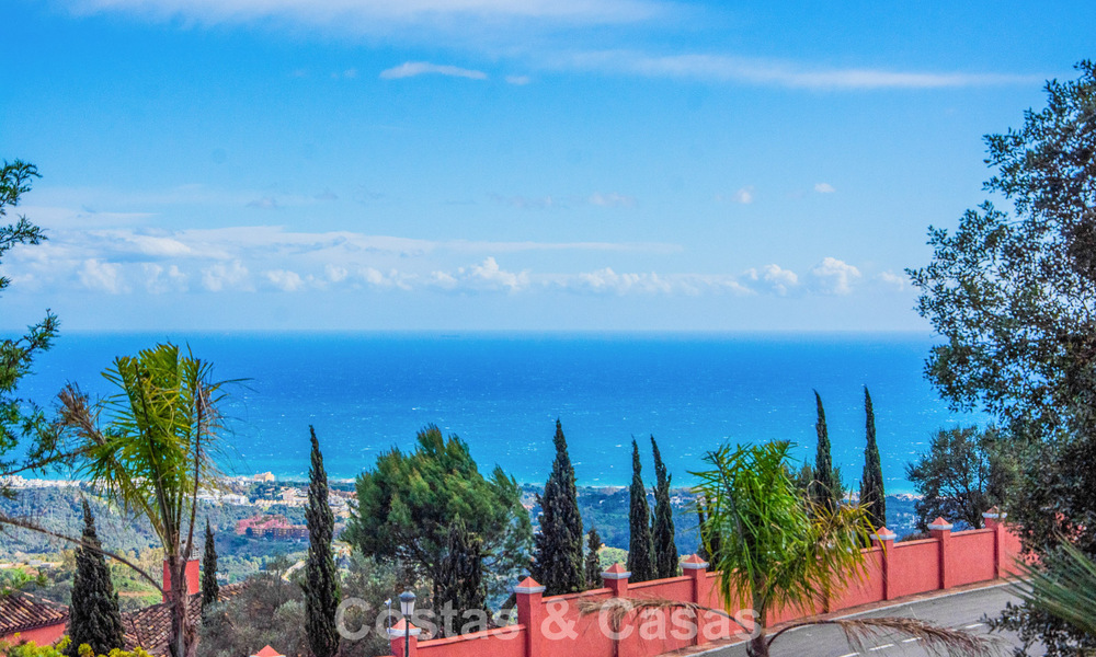 Apartamento de 3 dormitorios con impresionantes vistas en venta en las colinas al este del centro de Marbella 779766