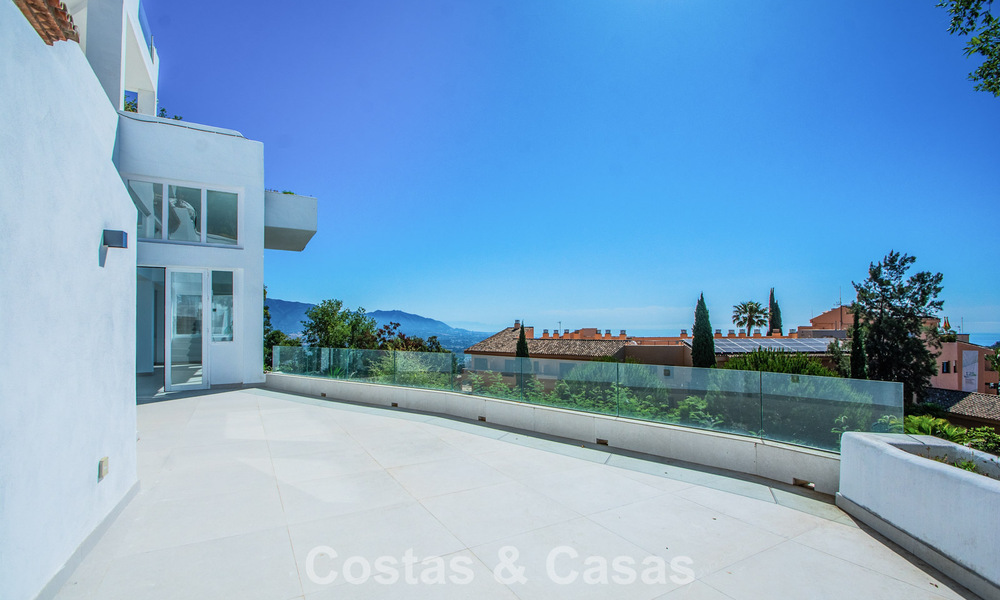 Apartamento de 3 dormitorios con impresionantes vistas en venta en las colinas al este del centro de Marbella 779771