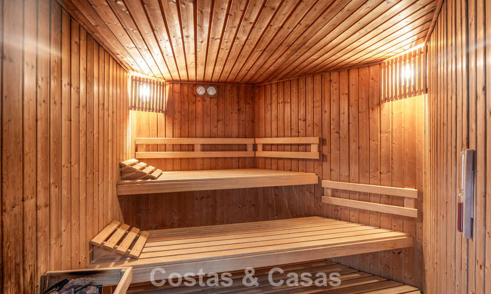 Apartamento contemporáneo con vistas panorámicas al golf y al mar en venta en Marbella - Benahavis 779773