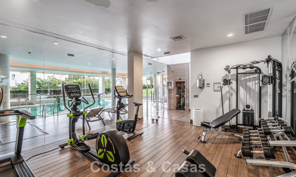 Apartamento contemporáneo con vistas panorámicas al golf y al mar en venta en Marbella - Benahavis 779774