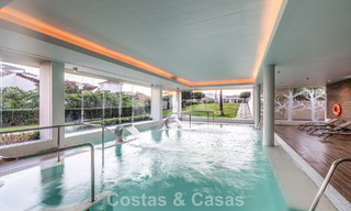 Apartamento contemporáneo con vistas panorámicas al golf y al mar en venta en Marbella - Benahavis 779775 