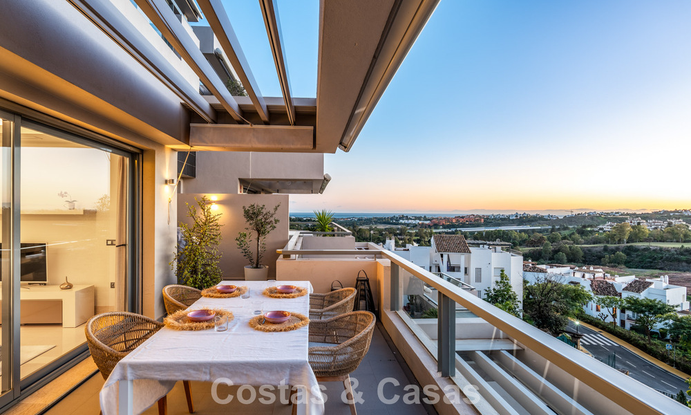 Apartamento contemporáneo con vistas panorámicas al golf y al mar en venta en Marbella - Benahavis 779777