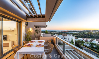 Apartamento contemporáneo con vistas panorámicas al golf y al mar en venta en Marbella - Benahavis 779777 