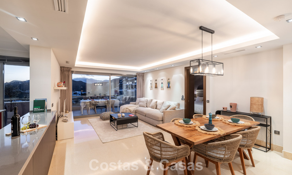 Apartamento contemporáneo con vistas panorámicas al golf y al mar en venta en Marbella - Benahavis 779779