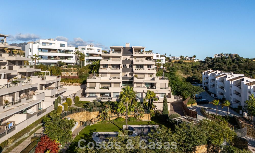 Apartamento contemporáneo con vistas panorámicas al golf y al mar en venta en Marbella - Benahavis 779780