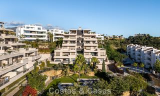 Apartamento contemporáneo con vistas panorámicas al golf y al mar en venta en Marbella - Benahavis 779780 
