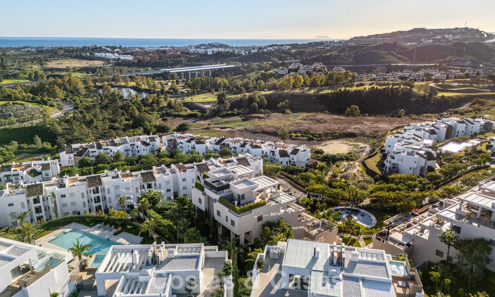 Apartamento contemporáneo con vistas panorámicas al golf y al mar en venta en Marbella - Benahavis 779782