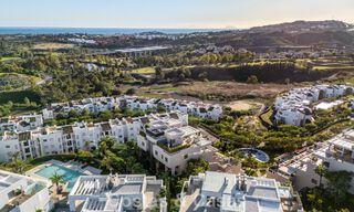 Apartamento contemporáneo con vistas panorámicas al golf y al mar en venta en Marbella - Benahavis 779782 