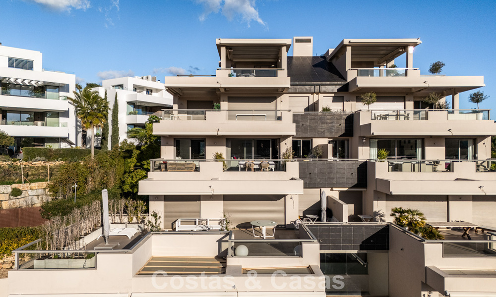 Apartamento contemporáneo con vistas panorámicas al golf y al mar en venta en Marbella - Benahavis 779783