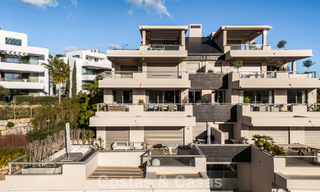 Apartamento contemporáneo con vistas panorámicas al golf y al mar en venta en Marbella - Benahavis 779783 