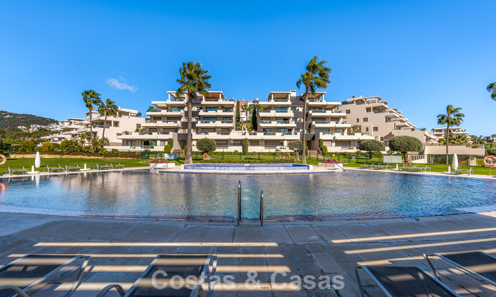 Apartamento contemporáneo con vistas panorámicas al golf y al mar en venta en Marbella - Benahavis 779784