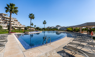 Apartamento contemporáneo con vistas panorámicas al golf y al mar en venta en Marbella - Benahavis 779785 