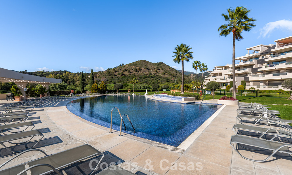 Apartamento contemporáneo con vistas panorámicas al golf y al mar en venta en Marbella - Benahavis 779786