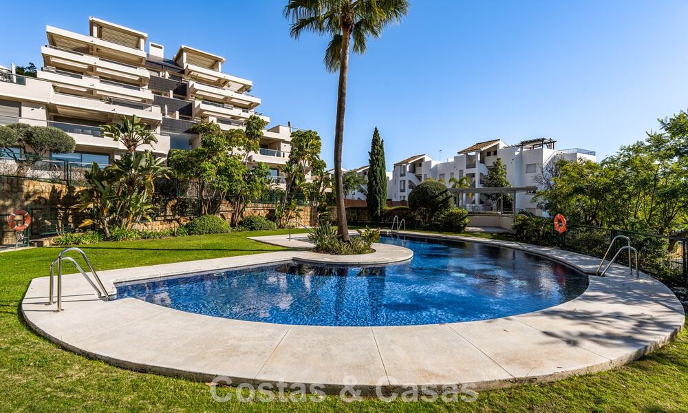 Apartamento contemporáneo con vistas panorámicas al golf y al mar en venta en Marbella - Benahavis 779787