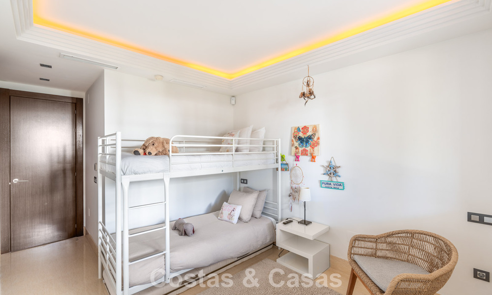 Apartamento contemporáneo con vistas panorámicas al golf y al mar en venta en Marbella - Benahavis 779789