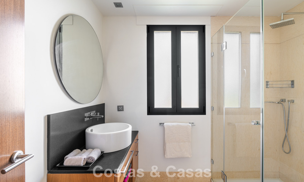 Apartamento contemporáneo con vistas panorámicas al golf y al mar en venta en Marbella - Benahavis 779790