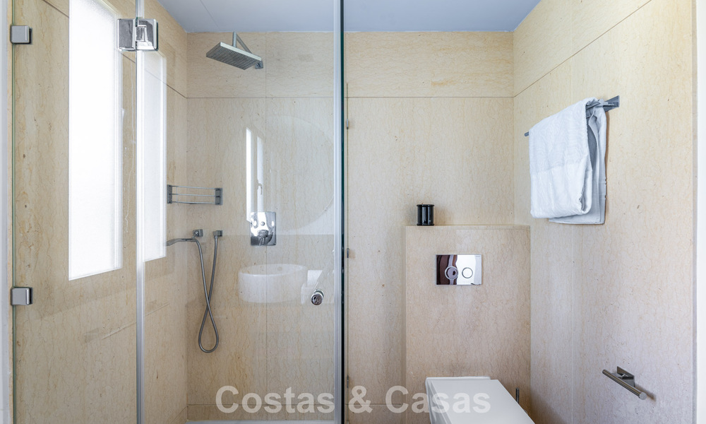 Apartamento contemporáneo con vistas panorámicas al golf y al mar en venta en Marbella - Benahavis 779791