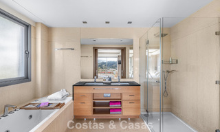 Apartamento contemporáneo con vistas panorámicas al golf y al mar en venta en Marbella - Benahavis 779792 