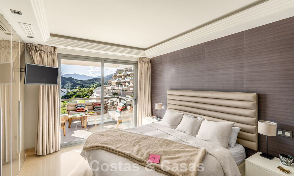 Apartamento contemporáneo con vistas panorámicas al golf y al mar en venta en Marbella - Benahavis 779793
