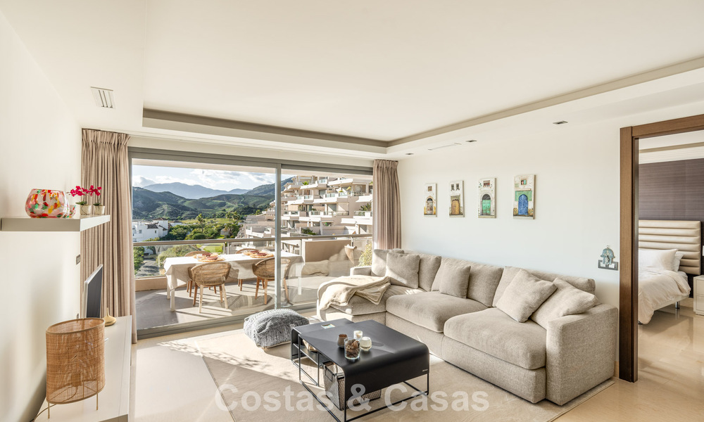 Apartamento contemporáneo con vistas panorámicas al golf y al mar en venta en Marbella - Benahavis 779794