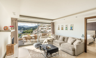 Apartamento contemporáneo con vistas panorámicas al golf y al mar en venta en Marbella - Benahavis 779794 