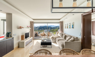Apartamento contemporáneo con vistas panorámicas al golf y al mar en venta en Marbella - Benahavis 779795 