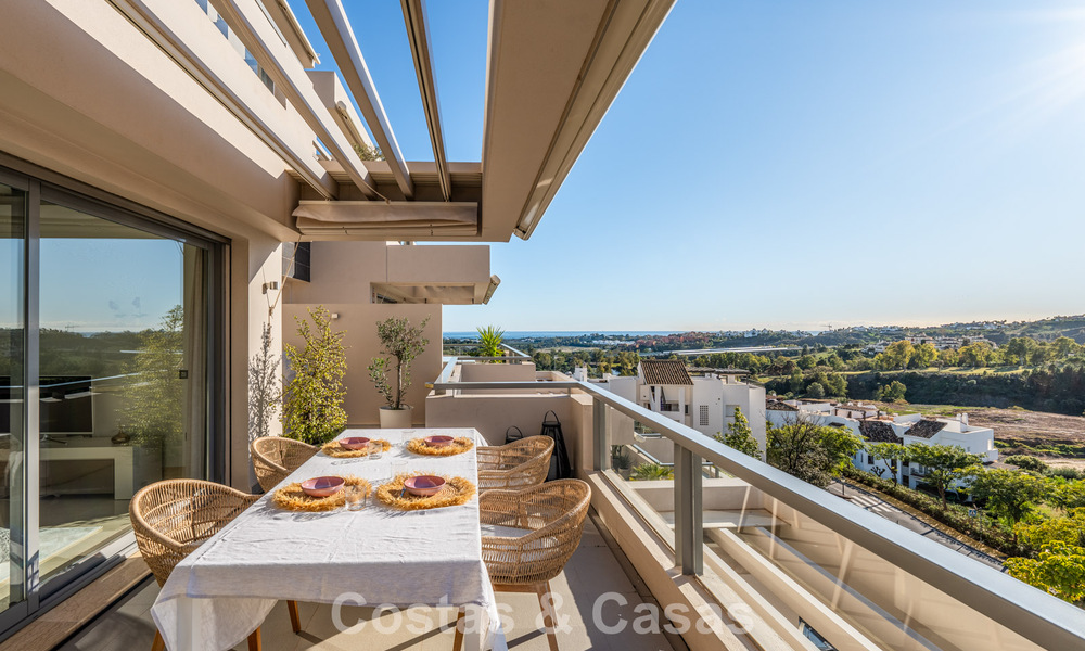 Apartamento contemporáneo con vistas panorámicas al golf y al mar en venta en Marbella - Benahavis 779796