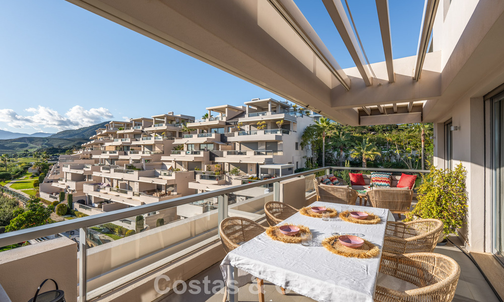 Apartamento contemporáneo con vistas panorámicas al golf y al mar en venta en Marbella - Benahavis 779797