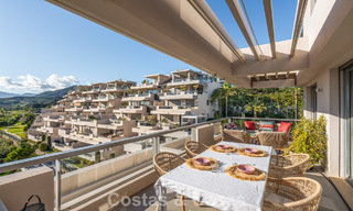 Apartamento contemporáneo con vistas panorámicas al golf y al mar en venta en Marbella - Benahavis 779797 