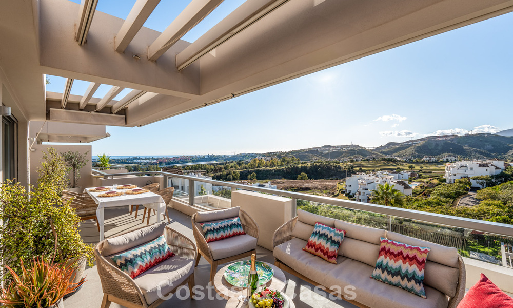 Apartamento contemporáneo con vistas panorámicas al golf y al mar en venta en Marbella - Benahavis 779798