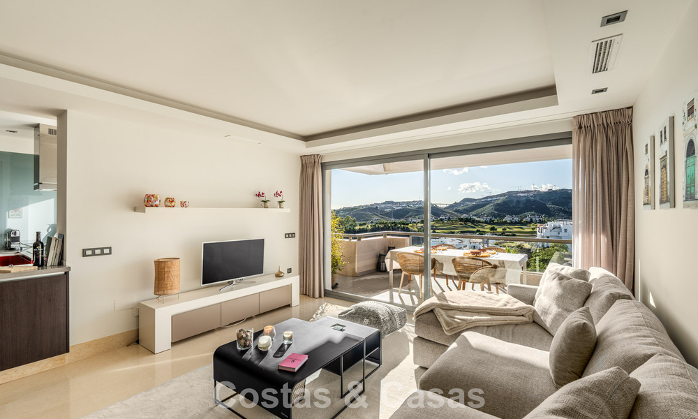Apartamento contemporáneo con vistas panorámicas al golf y al mar en venta en Marbella - Benahavis 779799