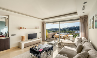 Apartamento contemporáneo con vistas panorámicas al golf y al mar en venta en Marbella - Benahavis 779799 