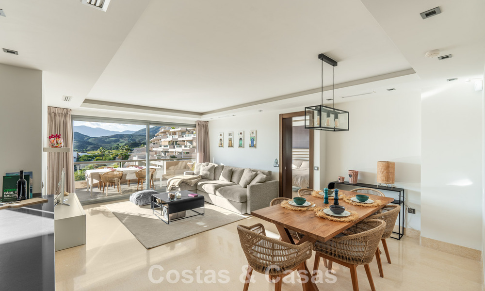 Apartamento contemporáneo con vistas panorámicas al golf y al mar en venta en Marbella - Benahavis 779800