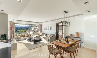 Apartamento contemporáneo con vistas panorámicas al golf y al mar en venta en Marbella - Benahavis 779800 