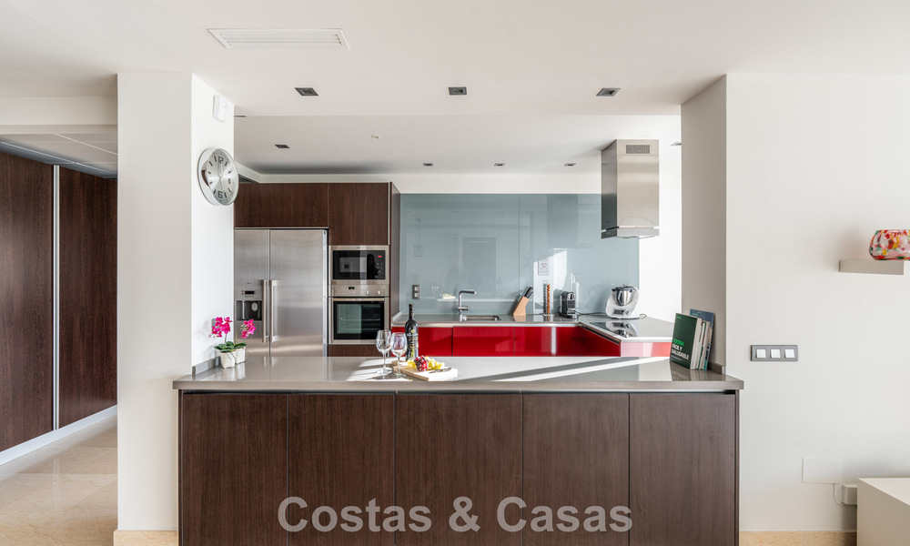 Apartamento contemporáneo con vistas panorámicas al golf y al mar en venta en Marbella - Benahavis 779802