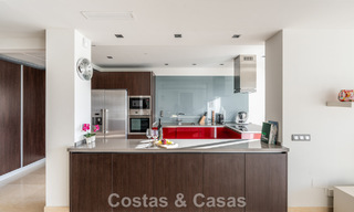 Apartamento contemporáneo con vistas panorámicas al golf y al mar en venta en Marbella - Benahavis 779802 