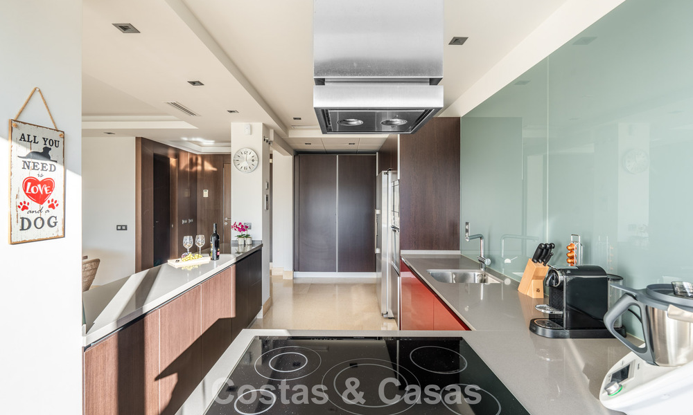 Apartamento contemporáneo con vistas panorámicas al golf y al mar en venta en Marbella - Benahavis 779803