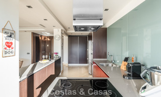 Apartamento contemporáneo con vistas panorámicas al golf y al mar en venta en Marbella - Benahavis 779803 