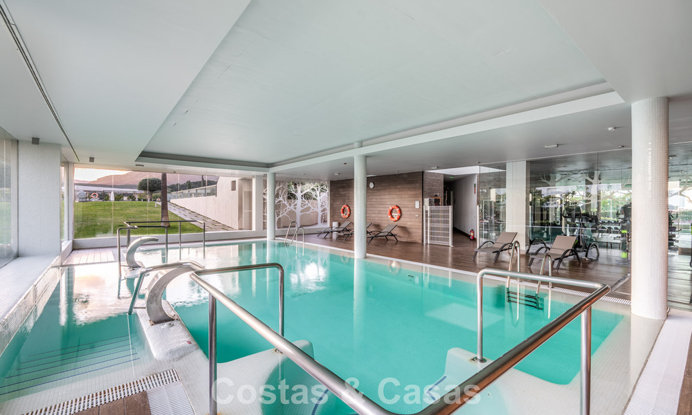 Apartamento contemporáneo con vistas panorámicas al golf y al mar en venta en Marbella - Benahavis 779804