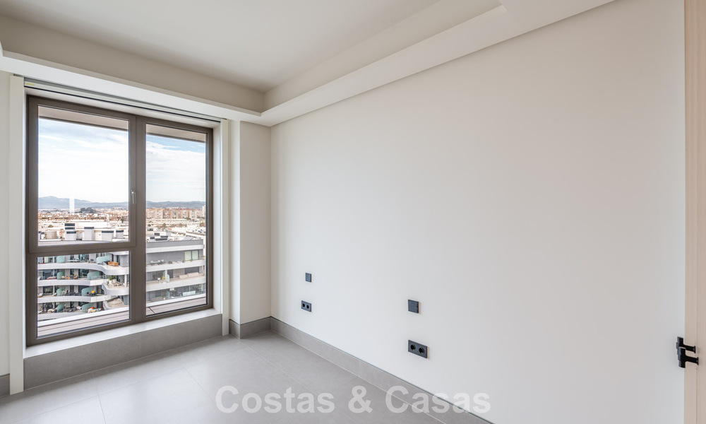 Exclusivo y moderno apartamento con vistas panorámicas al mar en venta, situado directamente en el paseo marítimo del centro de Málaga 779886