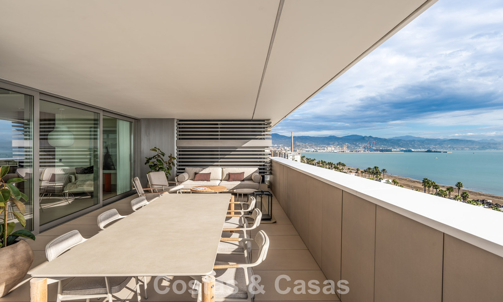 Exclusivo y moderno apartamento con vistas panorámicas al mar en venta, situado directamente en el paseo marítimo del centro de Málaga 779900