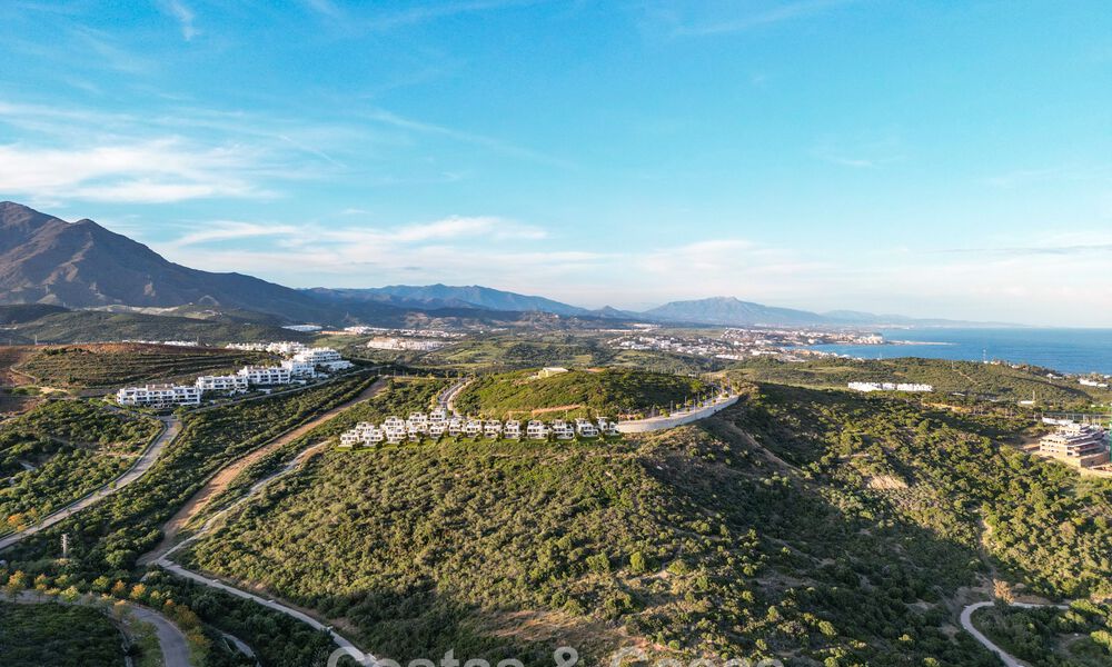 Nuevo proyecto. 17 sofisticadas villas de lujo con vistas al golf y al mar en venta en Casares, Costa del Sol 780156