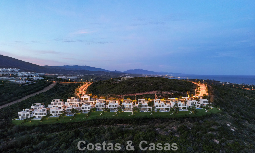Nuevo proyecto. 17 sofisticadas villas de lujo con vistas al golf y al mar en venta en Casares, Costa del Sol 780157