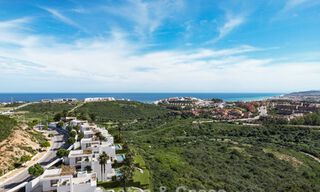 Nuevo proyecto. 17 sofisticadas villas de lujo con vistas al golf y al mar en venta en Casares, Costa del Sol 780158 