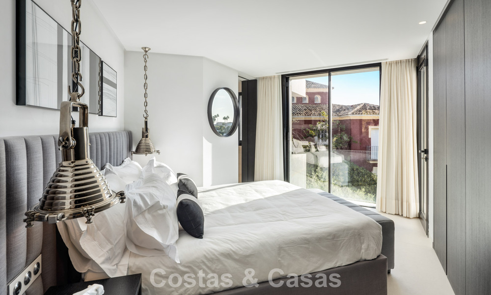 Villa de diseño vanguardista con vistas panorámicas al mar en venta en una comunidad cerrada en Benahavis - Marbella 779977