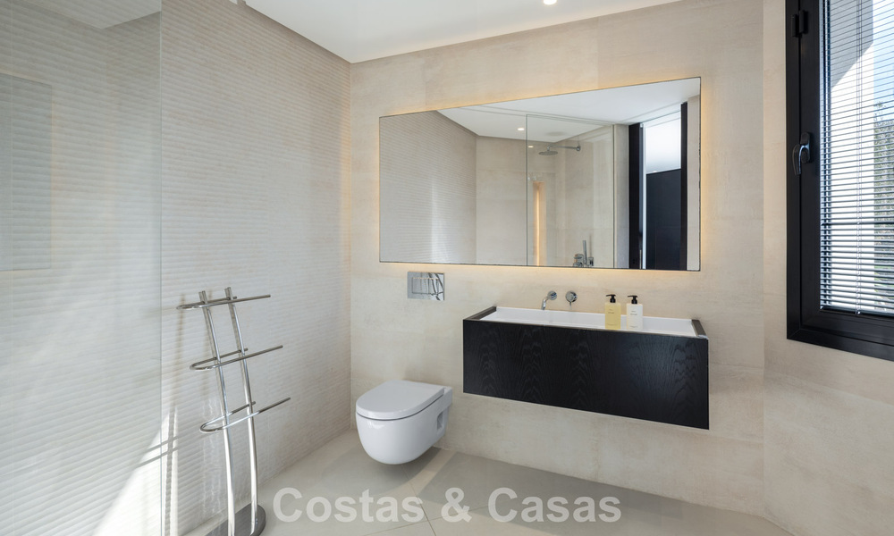Villa de diseño vanguardista con vistas panorámicas al mar en venta en una comunidad cerrada en Benahavis - Marbella 779978