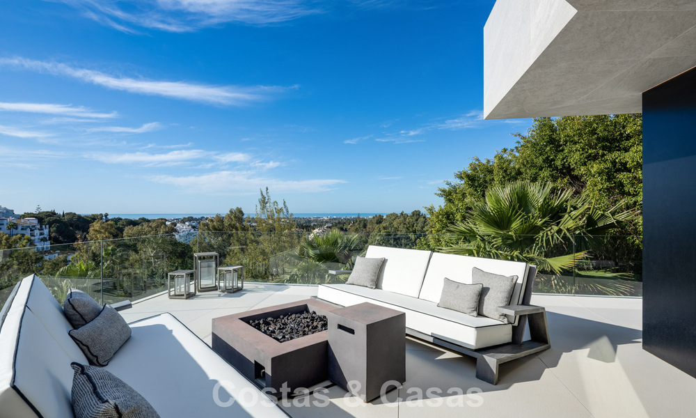 Villa de diseño vanguardista con vistas panorámicas al mar en venta en una comunidad cerrada en Benahavis - Marbella 779980