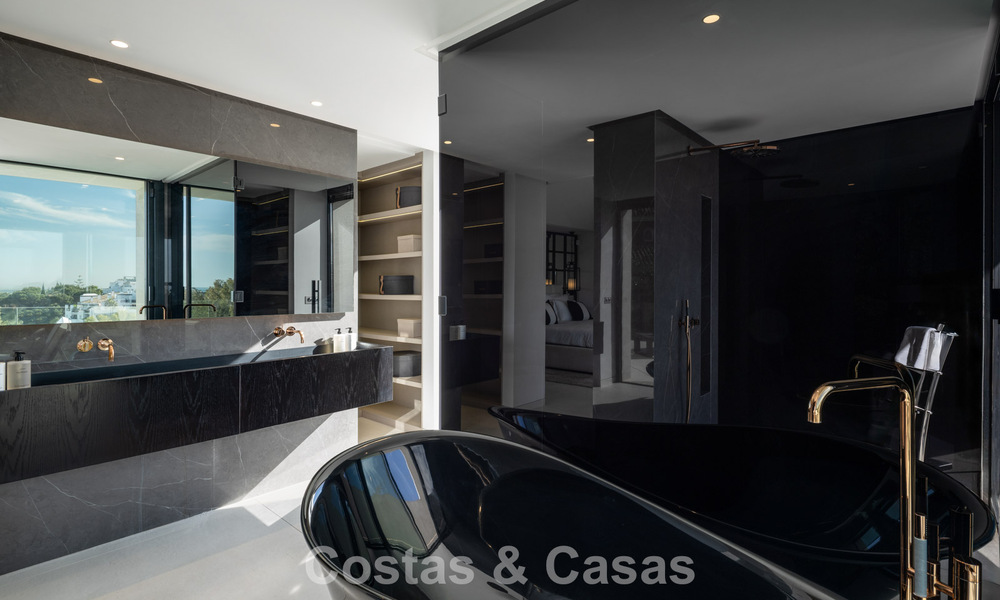 Villa de diseño vanguardista con vistas panorámicas al mar en venta en una comunidad cerrada en Benahavis - Marbella 779981