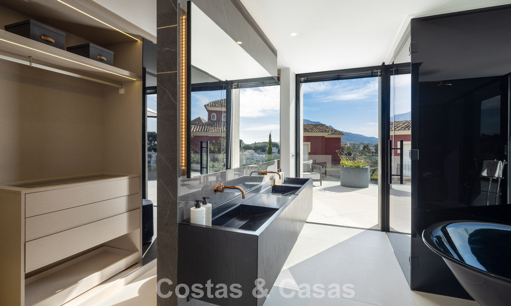 Villa de diseño vanguardista con vistas panorámicas al mar en venta en una comunidad cerrada en Benahavis - Marbella 779982
